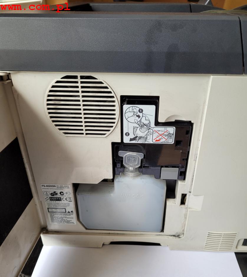 otwarta klapa serwisowa w drukarce Kyocera
