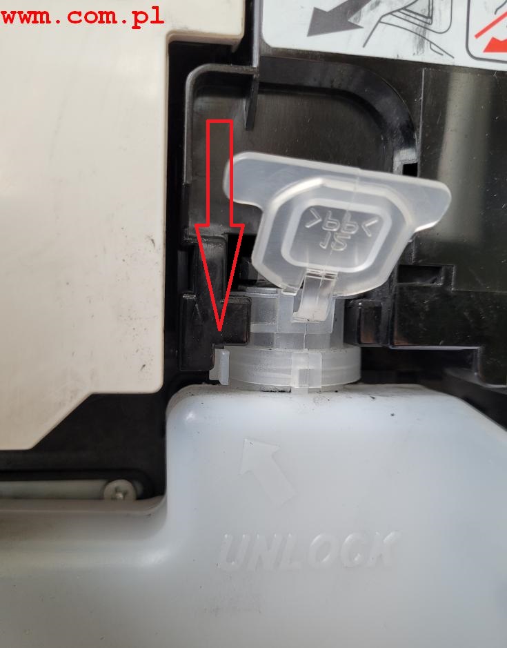 Wymiana pojemnika na zużyty toner w drukarce Kyocera.